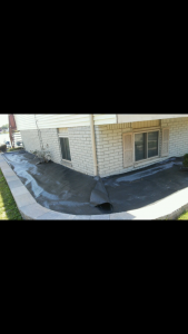 Retaining wall equipped with a commercial weed block system 